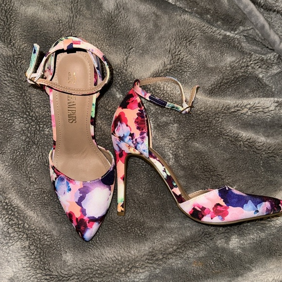 Never worn dreanpairs high heels 7.5 - Picture 2 of 4